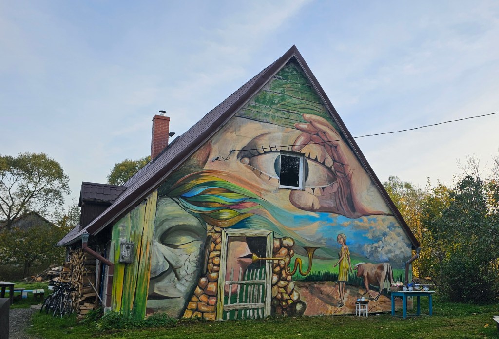 Surrealistyczny mural w Łomnicy: Artystyczna wizja&nbsp;2024