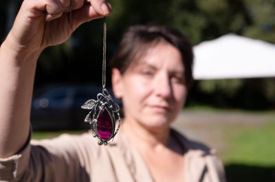 bal w ogrodzie wisior metaloplastyka
