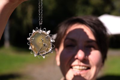 słoneczne popołudnie wisior metaloplastyka słoneczne popołudnie wisior metaloplastyka